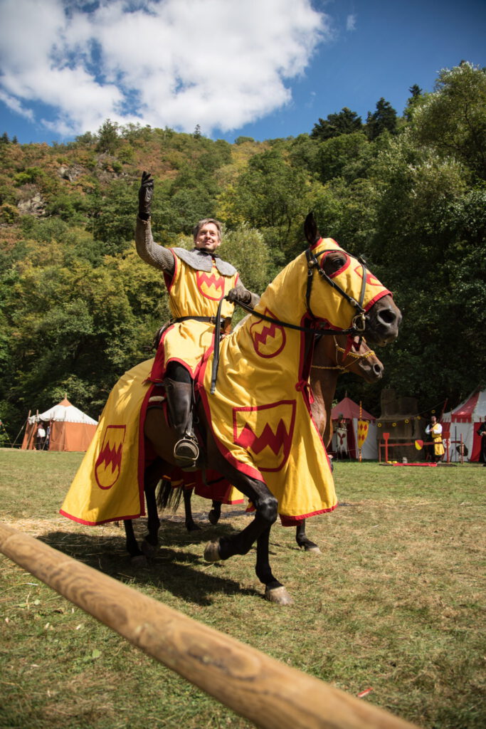 COMBATE MONTADO  Como era Lutar de Cima de Um Cavalo na Idade