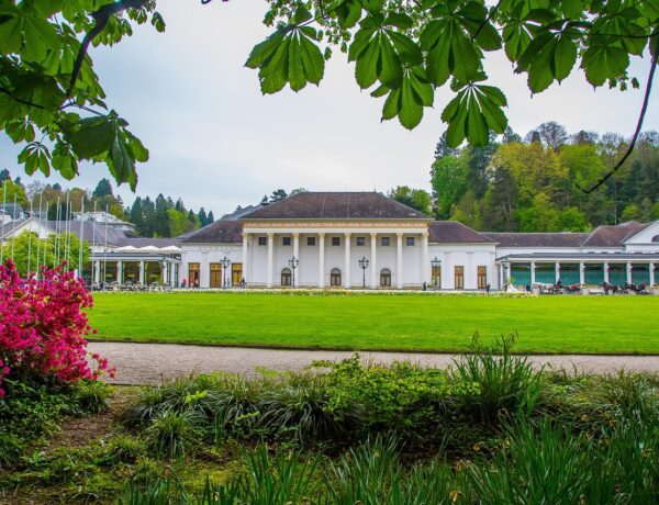 Baden-Baden: Luxo, Águas Termais e o Glamour na Floresta Negra com Guia Brasileiro - Imagem de Th G por Pixabay