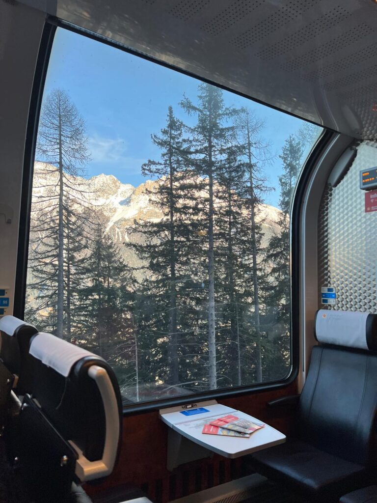 Trem panorâmico na Suíça: Bernina Express