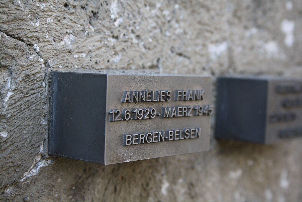 Anne Frank em Frankfurt: Onde a História Começou e o Legado Permanece
- Blueduck4711, CC BY-SA 4.0 - WikiMediaCommons