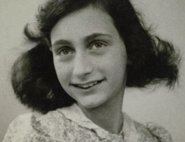 Anne Frank em Frankfurt: Onde a História Começou e o Legado Permanece - By Unknown photographer - Anne Frank, 1942, Public Domain