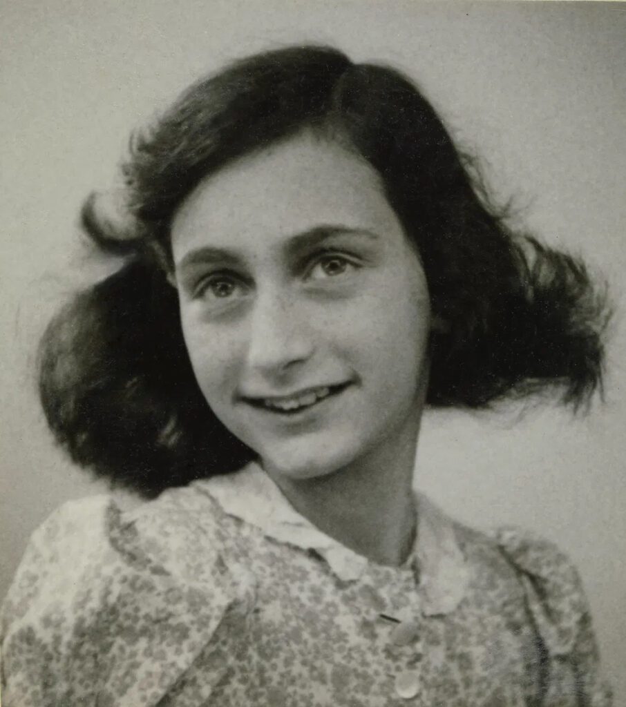 Anne Frank em Frankfurt: Onde a História Começou e o Legado Permanece - By Unknown photographer - Anne Frank, 1942, Public Domain