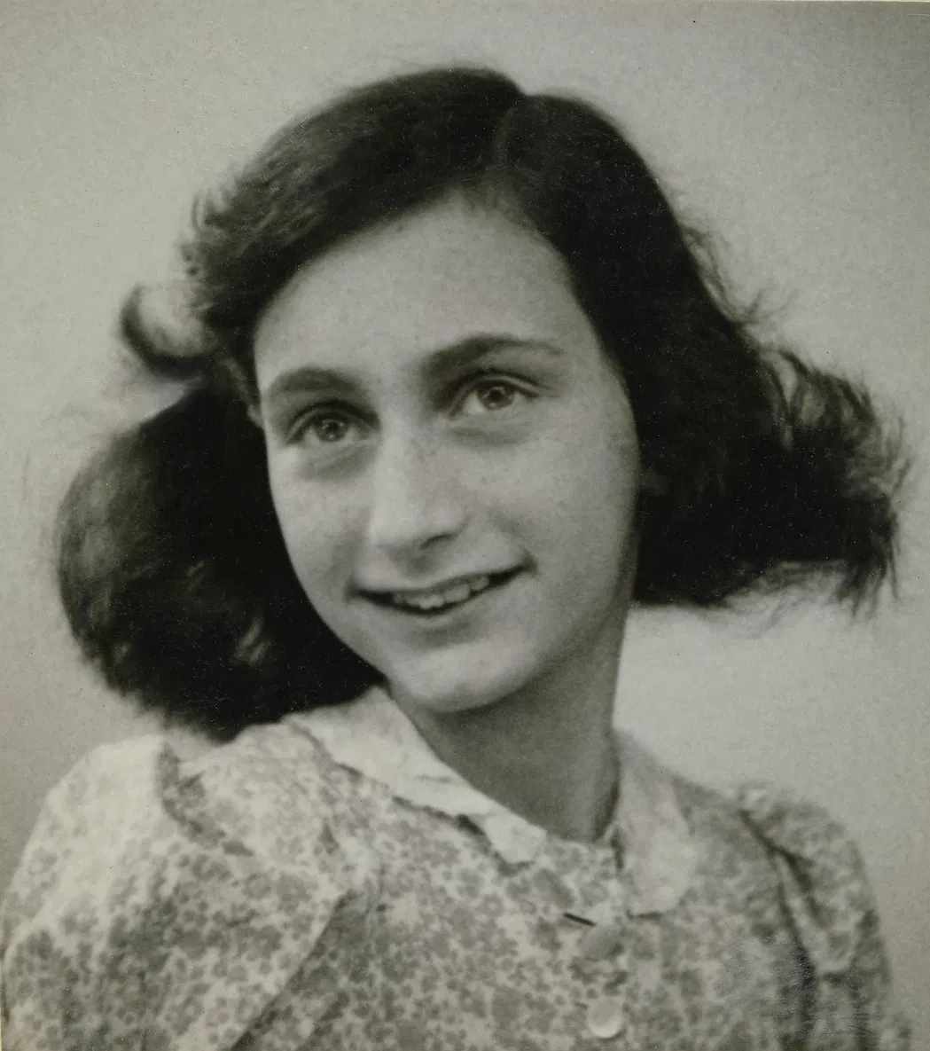 Anne Frank em Frankfurt: Onde a História Começou e o Legado Permanece - By Unknown photographer - Anne Frank, 1942, Public Domain
