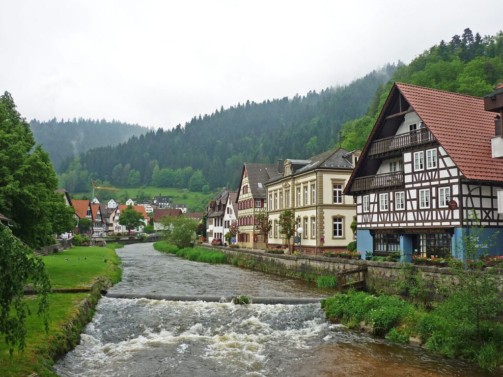 Schiltach com Guia Brasileiro: O Tesouro Escondido na Floresta Negra - SchiDD, CC BY-SA 4.0 no WikiMedia Commons