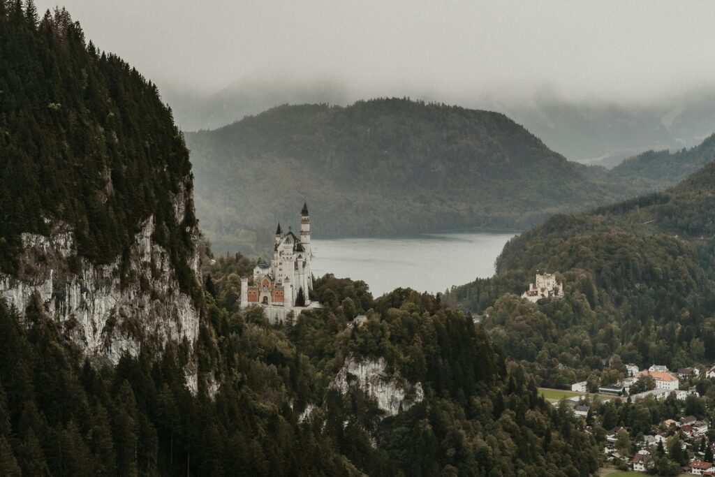 castelos Neuschwanstein e Hohenschwangau - Schwangau: O Sonho Realizado em Contos de Fada nos Alpes da Rota Romântica - Foto de Masood Aslami no Pexels