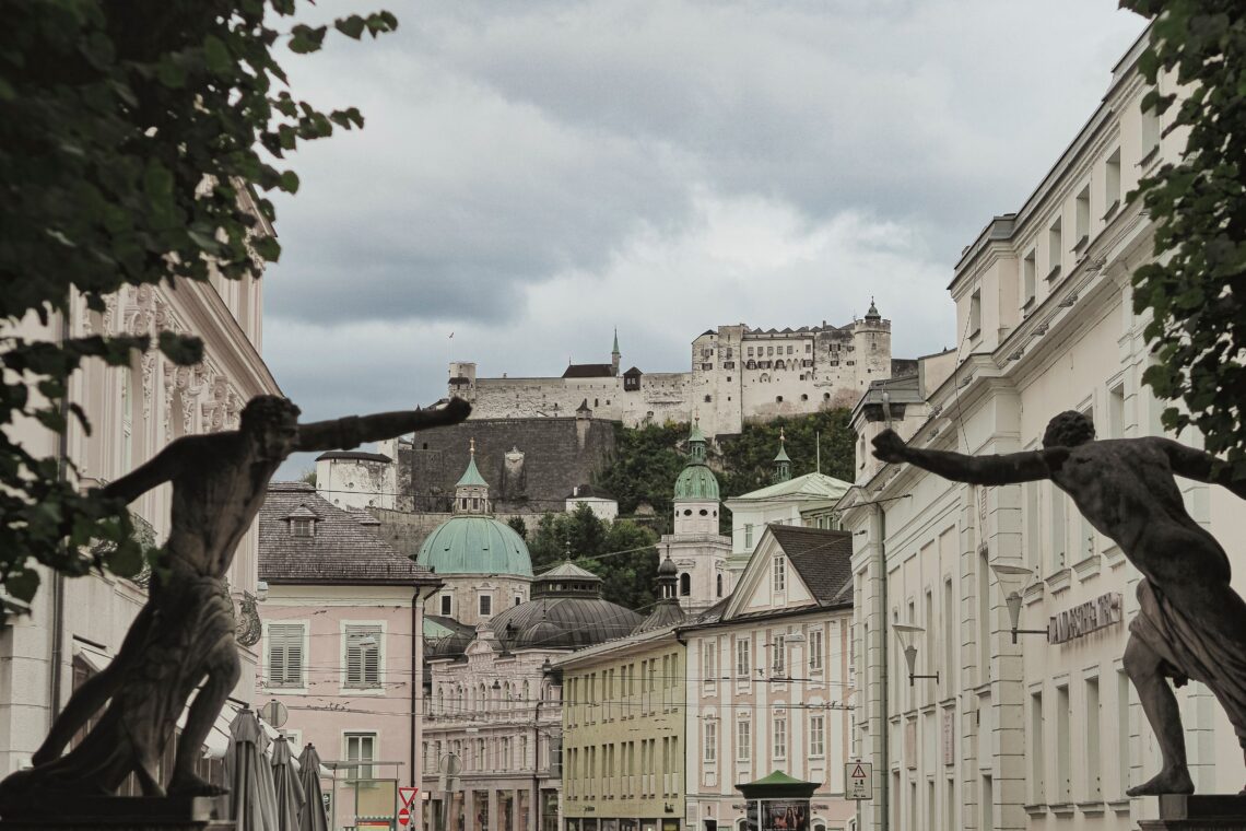 Fortaleza de Hohensalzburg com Guia Brasileiro - Laura Chouette no Pexels