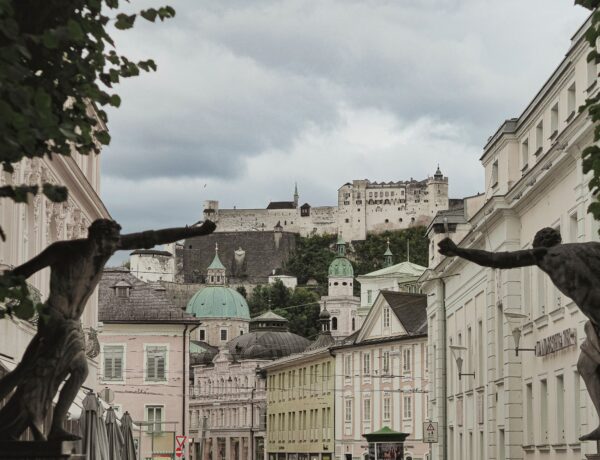Fortaleza de Hohensalzburg com Guia Brasileiro - Laura Chouette no Pexels