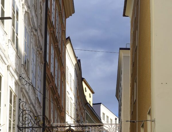 Rua Getreidegasse em Salzburg com Guia Brasileiro - Foto de Magda Ehlers no Pexels
