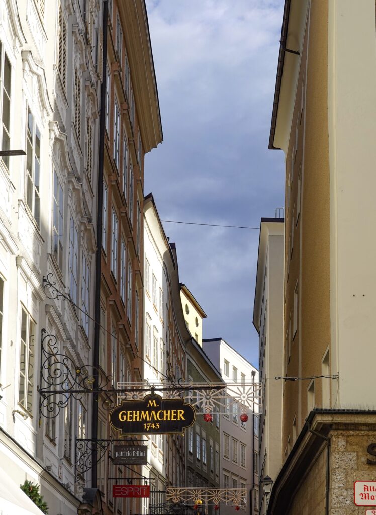 Rua Getreidegasse em Salzburg com Guia Brasileiro - Foto de Magda Ehlers no Pexels