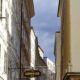 Rua Getreidegasse em Salzburg com Guia Brasileiro - Foto de Magda Ehlers no Pexels