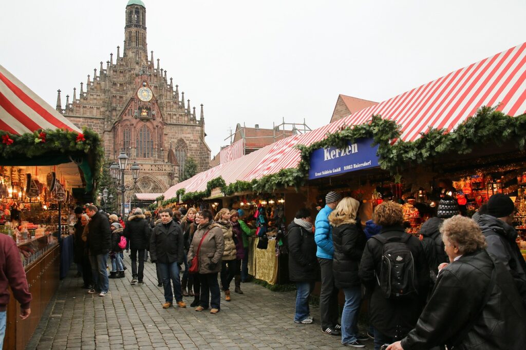 O Christkindlesmarkt, mercado de Natal em Nuremberg, acontece principalmente na Hauptmarkt – Imagem de G.C. por Pixabay