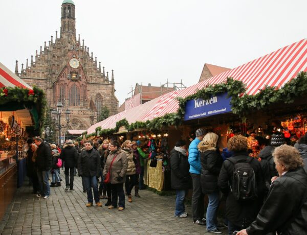 O Christkindlesmarkt, mercado de Natal em Nuremberg, acontece principalmente na Hauptmarkt – Imagem de G.C. por Pixabay